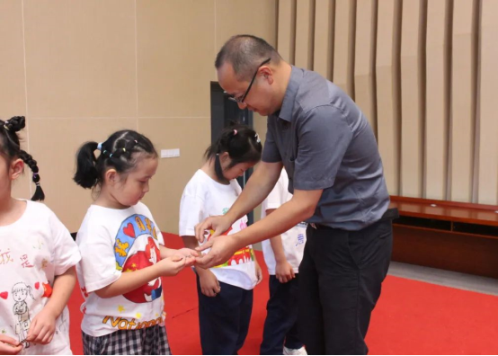 一群人正在聊天

中度可信度描述已自动生成