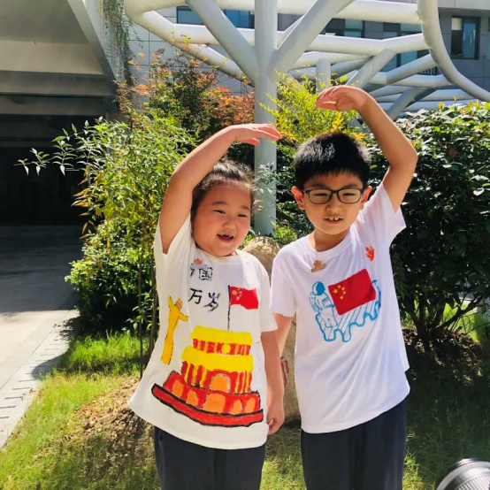 男孩和女孩站在草地上

中度可信度描述已自动生成