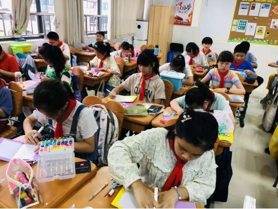 许多小孩在桌子上

描述已自动生成