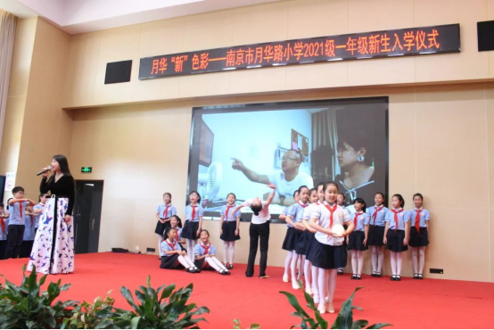 一群人站在台上

低可信度描述已自动生成