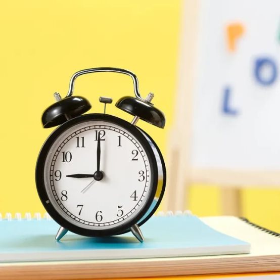 桌子上有钟表

描述已自动生成