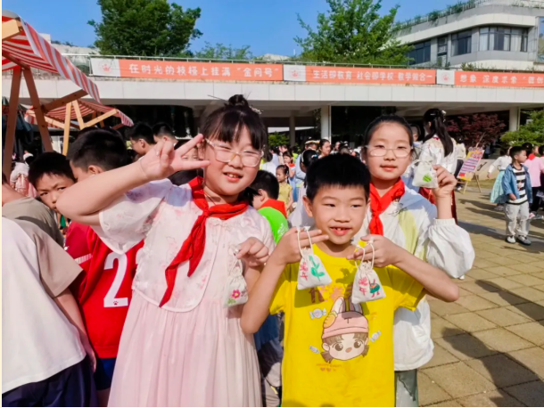 }}AGKXFECU7_DLG3`(R@DM6.png }}AGKXFECU7_DLG3`(R@DM6.png